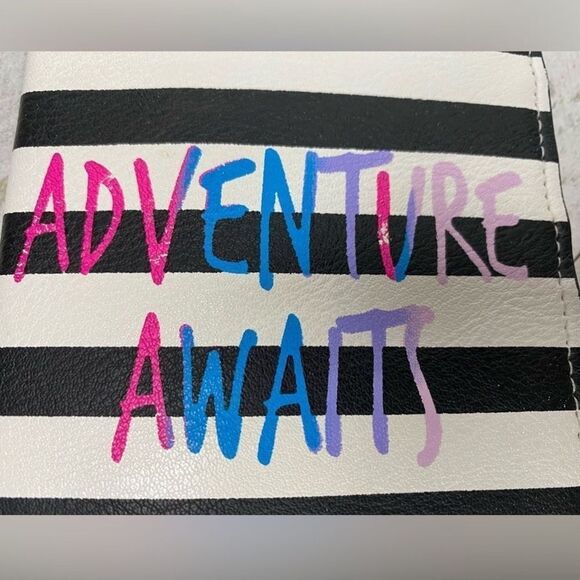 Guess adventure awaits passport cover holder - Picture 4 of 6